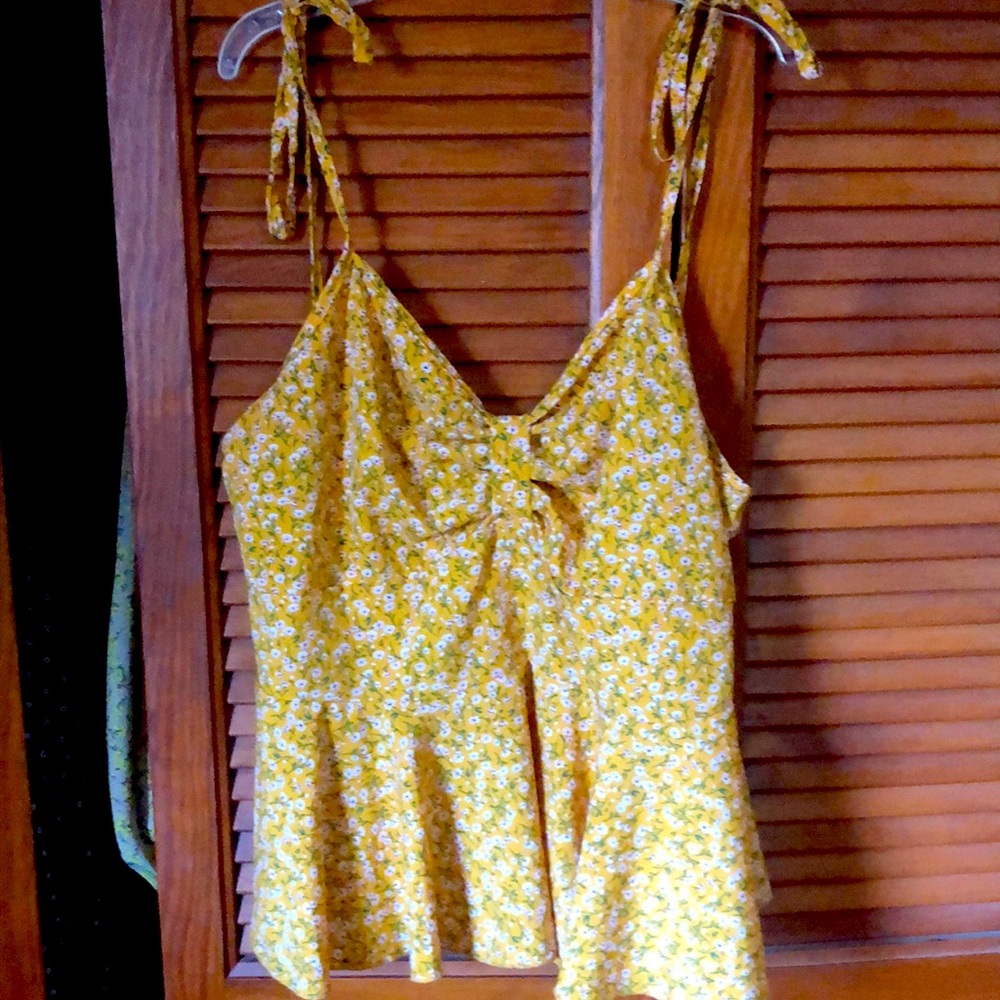 The perfect summer blouse! Daisy printed cami!